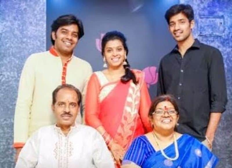 సుధీర్ బుల్లితెర స్టార్ గా ఎదగడానికి మరొక రీజన్ అతనిలోని మల్టీ టాలెంట్స్. సుధీర్ నటుడే కాకుండా మెజీషియన్, డాన్సర్ అలాగే సింగర్ కూడా. అవకాశం దొరికిన ప్రతిసారి తన టాలెంట్స్ చూపిస్తూ ప్రేక్షకులకు మజా పంచుతారు.