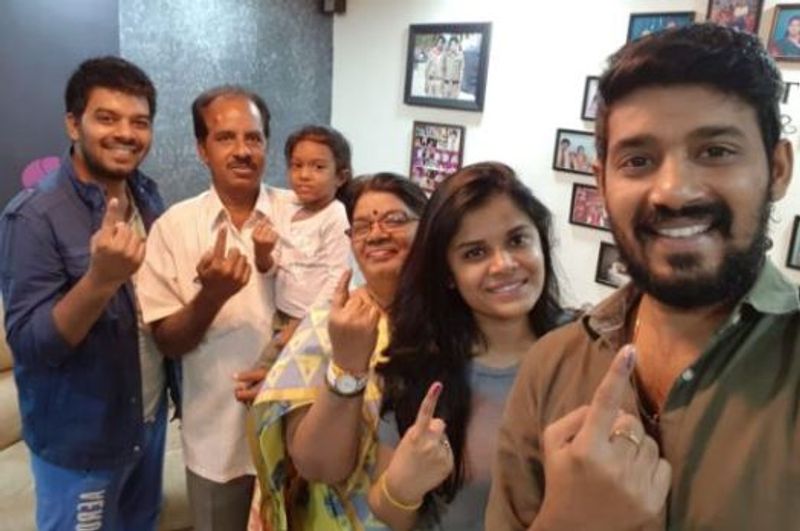 బుల్లితెర స్టార్ సుడిగాలి సుధీర్ బ్యూటిఫుల్ ఫ్యామిలీ పిక్స్