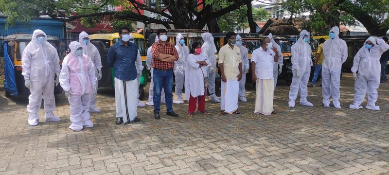 സംസ്ഥാനത്ത് പദ്ധതി വാർഡ് തലത്തില് ഒരുക്കാനാണ് സര്ക്കാര് നീക്കം. രോഗികൾക്ക് ഓക്സിജൻ നല്കാനുള്ള സംവിധാനങ്ങള് ഉള്പ്പെടെയുള്ളവഓട്ടോ ആംബുലന്സില് സജ്ജമാക്കും.