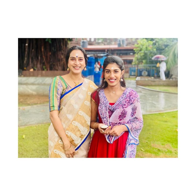 ఇంస్టాగ్రామ్, ట్విట్టర్ లో సుప్రీతాకు లక్షల్లో ఫాలోయర్స్ వున్నారు. తరచుగా ఆమె ఇంస్టాగ్రామ్ ఛాట్స్ పాల్గోవడం కూడా ఆమెకు ఫ్యాన్ బేస్ ఏర్పడేలా చేస్తుంది. సోషల్ మీడియాలో గ్లామరస్ ఫోటోలు పంచుకోవడంతో పాటు ఛాట్ చేస్తూ ఉంటుంది ఆమె.