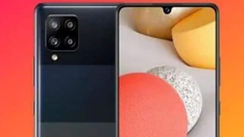 Android प्रोसेसर
नए फोन में Qualcomm Snapdragon 750G प्रोसेसर दिया है। इसमें Android 11 पर आधारित One UI 3.1 मिलता है, जो Knox security और Samsung Pay के साथ आता है। सैमसंग के लगभग सभी प्रीमियम फीचर्स दिए गए हैं। यह फोन 8GB तक RAM ऑप्शन के साथ आता है। हालांकि, हमने 6GB RAM वाले डिवाइस को ही इस्तेमाल किया है।
