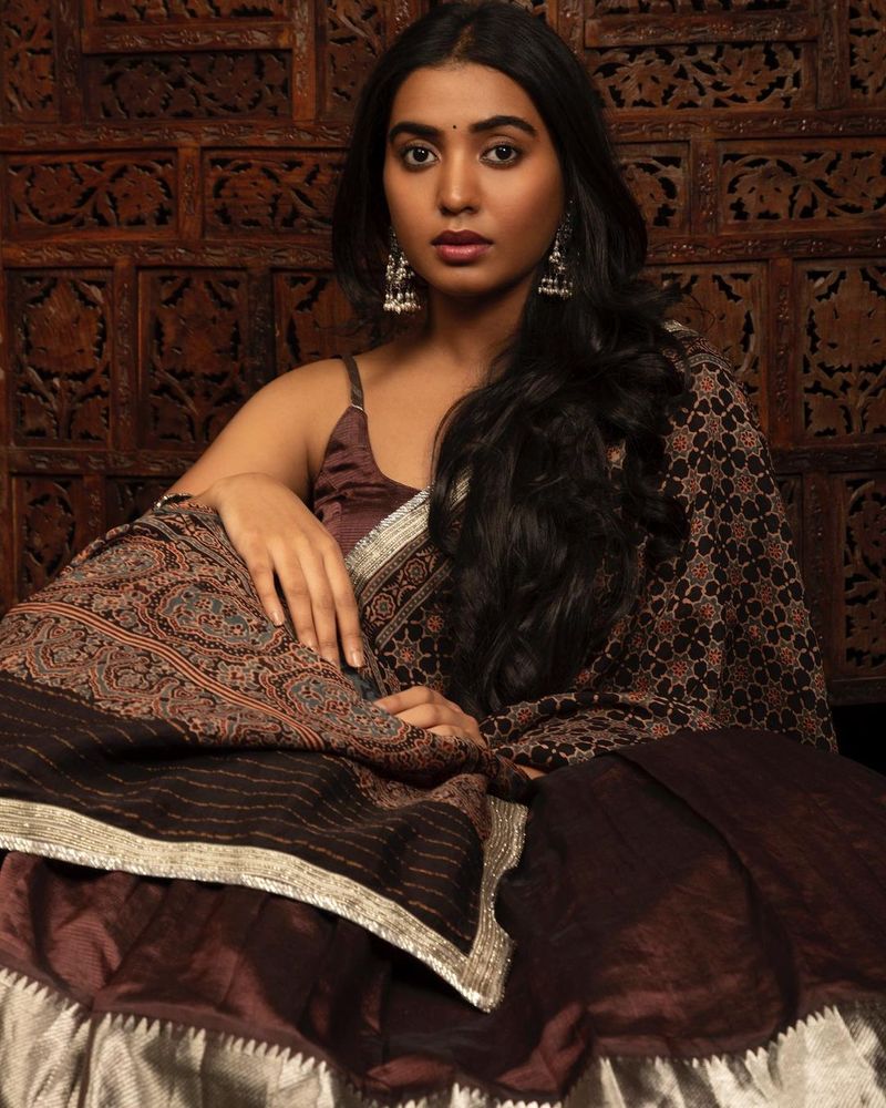 మొదటి సినిమానే అయినా దొరసాని చిత్రంలో శివాత్మిక తన నటనతో ఆకట్టుకుంది. దీనితో ఆమెకు టాలీవుడ్ లో ఆఫర్స్ వస్తున్నాయి.
