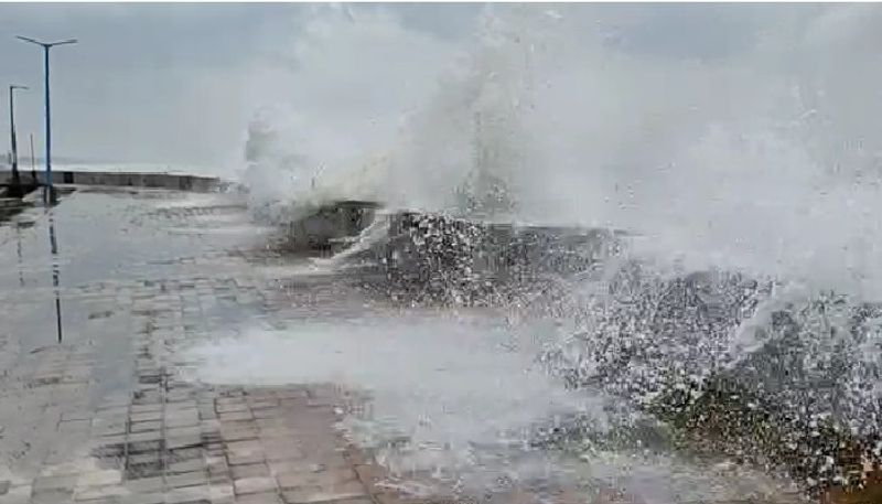 গার্ডওয়াল টপকে জল ঢুকছে রাস্তায়। ঘুর্ণিঝড় যশের প্রভাবে দীঘায় সমুদ্রের তাণ্ডব