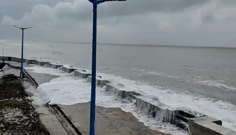 মেরিন ড্রাইভে জল থইথই। বড় বড় ঢেউয়ের জল ঢুকছে শহরের রাস্তায়