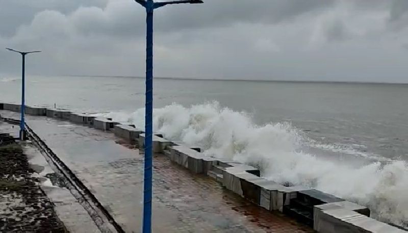 পর্যটকের দেখা নেই দীঘায়। বন্ধ সব দোকানপাট। ঘূর্ণিঝড়ের মোকাবিলায় প্রস্তুত প্রশাসন