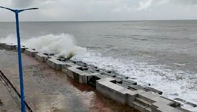 সকাল থেকেই শুরু হয়েছে ঝোড়ো হাওয়ার সাথে বৃষ্টি, সোমবার থেকেই মেঘলা আকাশ