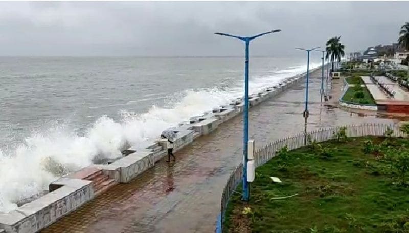 আছড়ে পড়তে চলেছে ঘূর্ণিঝড় যশ। সতর্ক দীঘা প্রশাসন।