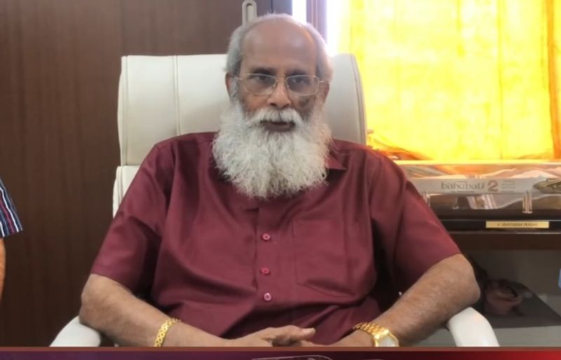 తారక్ లో బాగా ఆకట్టుకున్న అంశం ఏమిటని తదుపరి ప్రశ్నగా యాంకర్ అడిగారు. దానికి సమాధానంగా తారక్ షాట్ రెడీ అయ్యేవరకు సెట్స్ లో ఆడుకుంటూ, అల్లరి చేస్తూ, అందరితో మాట్లాడుతూ ఉంటాడు. షాట్ రెడీ కాగానే, కెమెరా ముందుకు వెళ్లిన ఎన్టీఆర్ కంప్లీట్ డ్రమటిక్ మూడ్ లోక్ వెళ్ళిపోతారు. సింగిల్ షాట్ లో అద్భుతంగా డైలాగ్ చెబుతాడు. హోమ్ వర్క్ లేకుండానే ఇంత బాగా చేస్తే ప్రిపరేషన్ ఉంటే ఇంకా బాగా చేయగలడా అనే సందేహం కలుగుతుంది. అందుకే ఎన్టీఆర్ సమాధానం లేని ఓ ఫజిల్.. అన్నారు విజయేంద్ర ప్రసాద్.