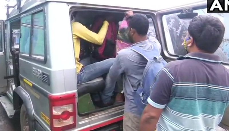 করোনাভাইরাসের প্রোটোকল মেনেই উপকূলবর্তী বাসিন্দাদের নিরাপদ অশ্রয়স্থলে নিয়ে যাওয়ার ব্যবস্থা করা হয়েছে বলেও জানিয়েছে স্থানীয় প্রশাসন। করোনাকালে আমফানের পর এবার যশ আছড়ে পড়তে চলেছে এই এলাকায়। তাই আগে থেকেই কিছুটা সচেতন স্থানীয় প্রশাসন।