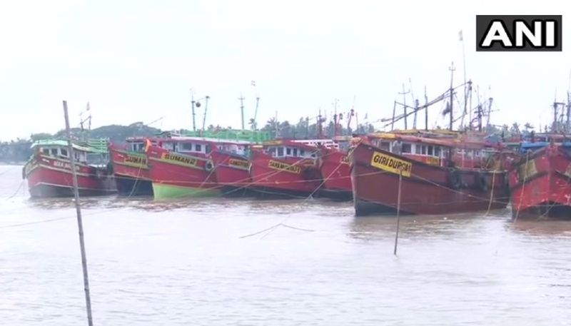 ওড়িশার উপকূলবর্তী চারটি জেলায় জারি করা হয়েছে চরম সতর্কতা। মৎসজীবীদের সমুদ্রে যাওয়ার ওপর জারি করা হয়েছে নিষেধাজ্ঞা। সার দিয়ে দাঁড়িয়ে রয়েছে মাছ ধরার ট্রলারগুলি।
