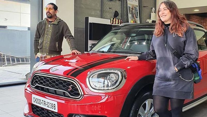 मिनी कंट्रीमैन
पिछले साल युवराज सिंह ने अपने कार कलेक्शन में चिली रेड कलर की मिनी कंट्रीमैन को शामिल किया है। इसमें 2.0 लीटर का पेट्रोल इंजन दिया गया है, जो अधिकतम 192 बीएचपी का पॉवर और 280 न्यूटन मीटर का टॉर्क जनरेट करता है। यह कार केवल सात सेकंड में 0-100 किलोमीटर प्रतिघंटा की रफ्तार पकड़ सकती है। इसकी कीमत 42.4 लाख रुपये (एक्स-शोरूम) है। 
