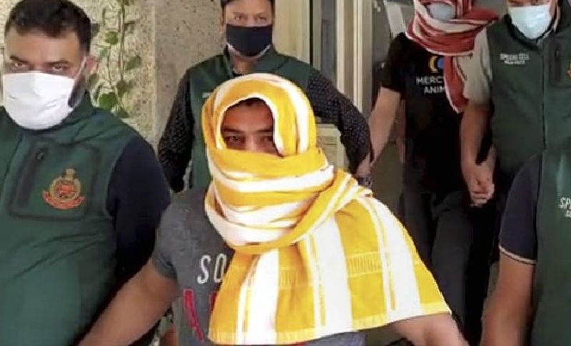 बता दें कि पहलवान सुशील कुमार का नाम पहले भी की विवादों में रह चुका है। चाहे फिर रियो ओलंपिक जाने का मामला हो या फिर नरसिंह का डोप टेस्ट या फिर प्रवीण राणा के साथ उनका विवाद रहा हो। वह किसी ना किसी वजह से विवादों की वचह से चर्चा में रहा है। कुश्ती की दुनिया का नायक बनने में जिसे सालों लग गए, लेकिन एक अपराध और उस एक लम्हें ने उसे खलनायक बन दिया।
