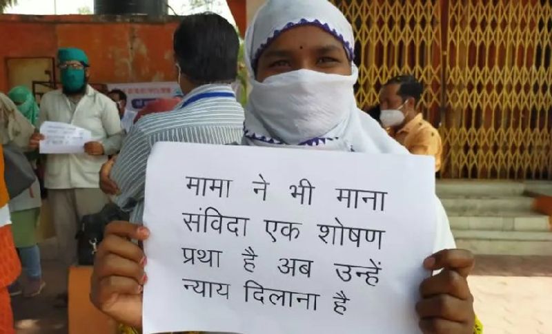 सैलरी भी समय पर नहीं मिलती..जो मिलती वह भी आधी
संविदा स्वास्थ्य कर्मचारी संघ के प्रांतीय प्रवक्ता एवं भोपाल जिला अध्यक्ष राकेश मिश्रा ने कहा कि हम अचानक से हड़ताल पर नहीं गए हैं। हमने सबसे पहले प्रदेश के स्वास्थ्य मंत्री प्रभुराम चौधरी के साथ बैठक कर अपनी समस्याएं और मांगें रखी थीं, लेकिन कोई नतीजा निकला नहीं। संविदा कर्मचारियों की परमानेंट स्टाफ की तरह काम करते हैं, लेकिन उनका वेतन उनसे काफी कम है। इतना ही नहीं उन्हें यह सैलरी मिलने में भी परेशानी होती है। 