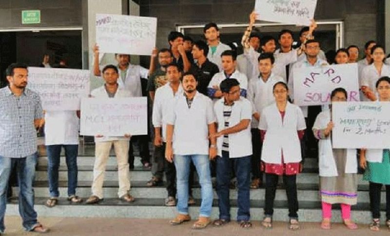 चिकित्सा शिक्षा मंत्री ने हड़ताल ठीक नहीं
इस हड़ताल पर एमपी के चिकित्सा शिक्षा मंत्री विश्वास सारंग ने कहा कि कर्मचारियों को हड़ताल खत्म कर देना चाहिए। क्योंकि महामारी के दौर में उनकी हड़ताल करना सही नहीं है। हम बातचीत के भी मामले को सुलझा सकते हैं। उनकी मांगों पर सरकार विचार करेगी।