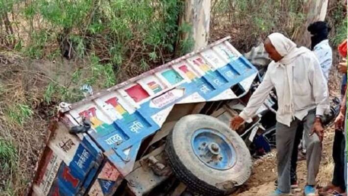 Tractor trolley overturns, falls into pond in Chhattisgarh lns Tractor trolley overturns, falls into pond in Chhattisgarh lns
