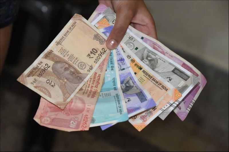 1. पोस्ट ऑफिस टाइम डिपॉजिट (Post Office Time Deposit)
1 साल से 3 साल तक के पोस्ट ऑफिस टाइम डिपॉजिट (TD) पर फिलहाल 5.5% का ब्याज मिल रही है। अगर आप इसमें इन्वेस्टमेंट करते हैं तो आपका पैसा करीब 13 साल में डबल हो जाएगा। इसी तरह 5 साल के सावधि जमा पर आपको 6.7% का ब्याज मिल रहा है। अगर इस ब्याज दर के साथ पैसा लगाया जाए तो आपका पैसा करीब 10.7 साल में दोगुना हो जाएगा।