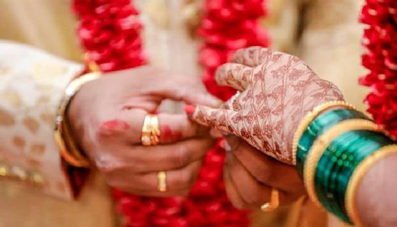 ఇక ముఖ్యంగా.. పెళ్లి చేసుకోవాలి అనుకుంటున్నారంటే. మీకు ఆర్థికంగా నిలదొక్కుకొని ఉండాలి. అలా కాకుండా.. కొత్త బంధంలోకి అడుగుపెడితే.. ఆర్థిక సమస్యలు మరింత ఎక్కువయ్యే ప్రమాదం ఉంది. దానికన్నా ముందే.. ఆర్థికంగా నిలపడితే... ఎలాంటి సమస్యలు ఉండవు. సంపాదించిన దానిని దాచిపెట్టే సామర్థ్యం కూడా ఉండాలి. ఇది ఈ రోజుల్లో చాలా ముఖ్యం.