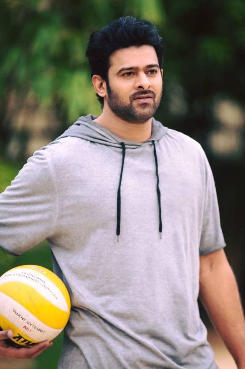 పాన్ ఇండియా స్టార్ ప్రభాస్ కి ఖాళీ సమయాన్ని ఎక్కువగా విహారాలకు వినియోగిస్తారట. మిత్రులతో కలిసి జాలి టూర్స్ వేయడం ఆయనకు సరదా. కోడిపందేలు, వాలీ బాల్ ఆడడం ప్రభాస్ కి మహా సరదా అని వినికిడి.