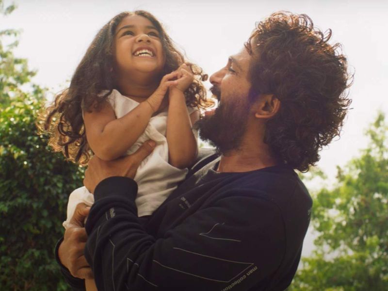 ఐకాన్ స్టార్ అల్లు అర్జున్ ఫ్యామిలీ అంటే పిచ్చ ప్రేమ కలిగి ఉంటారు. ఏమాత్రం విరామం దొరికిన పిల్లలతో ఆదుకోవడం ఆయనకు ఇష్టమైన వ్యాపకం. కూతురు బుల్లి బుల్లి మాటలను, అల్లరిని ఎంజాయ్ చేస్తూ, ఆ వీడియోలు సోషల్ మీడియాలో పంచుకుంటూ ఉంటారు.