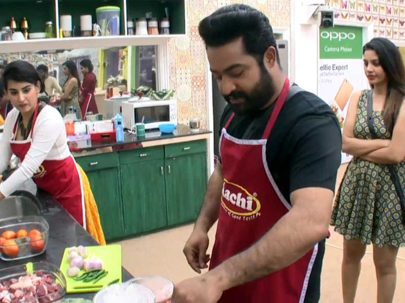 యంగ్ టైగర్ ఎన్టీఆర్ ఖాళీ సమయం దొరికితే ఇంటికే పరిమితం అవుతున్నారు. కుటుంబంతో వివహారాలకు కూడా చాలా తక్కువ వెళుతూ ఉంటారు ఆయన. కుటుంబ సభ్యులతో ఖాళీ సమయాన్ని గడపడానికి ఇష్టపడే ఎన్టీఆర్ కి వంట చేయడం అంటే మహా ఇష్టం. ప్రియమైన వారికి స్వయంగా తన చేతి వంట రుచిచూపించడం ఎన్టీఆర్ కి మహా సరదా అట. ఈ విషయంలో ఆయన ప్రొఫెషనల్ కూడా.