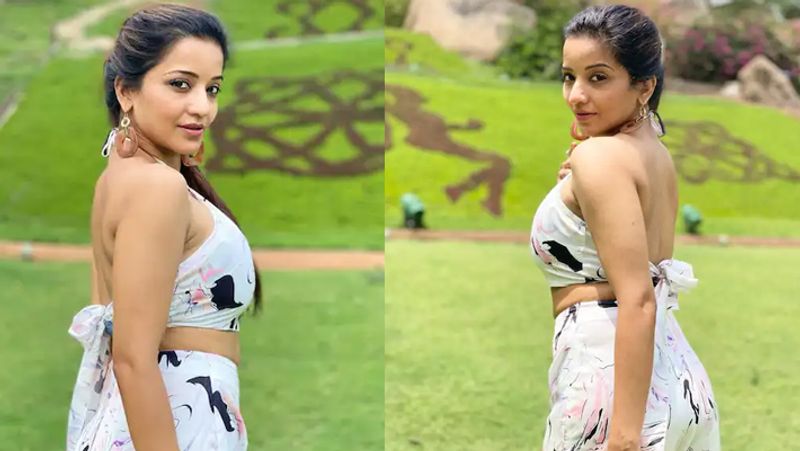 मोनालिसा को व्हाइट कलर के खूबसूरत वेस्टर्न ड्रेस में देखकर उनके फैंस काफी खुश दिखाई दे रहे हैं। उनकी फोटोज पर कुछ ने ब्यूटीफुल और सुपर्ब जैसे कमेंट्स भी किए।