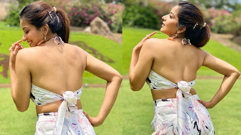 मोनालिसा की फोटोज पर कमेंट्स करते हुए कई फैन्स ने उन्हें हॉटी, गॉर्जियस और क्यूटी कहा। वहीं, ज्यादा फैन्स ने दिल और आग लगाने वाली इमोजी शेयर की। फैन्स के अलावा टीवी सेलेब्स भी उनकी फोटोज पर दिल वाली इमोजी शेयर की।