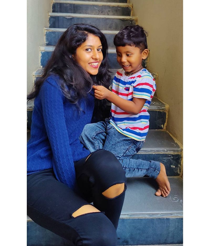 தெலுங்கு திரையுலகின் முன்னணி பின்னணி பாடகிகளில் ஒருவராக வலம் வருபவர் மது பிரியா. இவர் தெலுங்கில் பல முன்னணி நடிகர்களின் சூப்பர் ஹிட் படங்களுக்கு பாடல் பாடியுள்ளார். குறிப்பாக... பிடா, டச் சேசி சுடு, நேலா டிக்கட், சாக்ஷியம் என இவர் பாடியுள்ள படங்களின் லிஸ்ட் நீண்டு கொண்டே செல்கிறது.