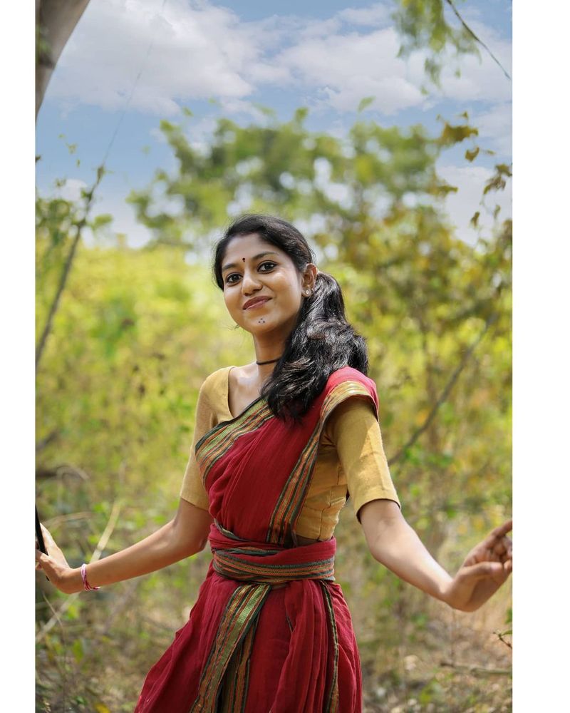 மேலும் சமூக வலைத்தளத்தில் ஆக்ட்டிவாக இருக்கும் இவர், ரசிகர்கள் எழுப்பும் கேவிகளுக்கு உடனுக்குடன் பதில் கொடுப்பவர். இந்நிலையில் மது ப்ரியாவுக்கு சமூக வலைத்தளங்களில் அவ்வப்போது தேவையில்லாமல் தொந்தரவு செய்யும் நோக்கில் சிலர் மெசேஜ் செய்து வந்துள்ளனர். அது மட்டும் இன்றி, அவரது தொலைபேசி எண்ணுக்கு தொடர்பு கொண்டு தொல்லை குடித்து வந்ததாக கூறப்படுகிறது.