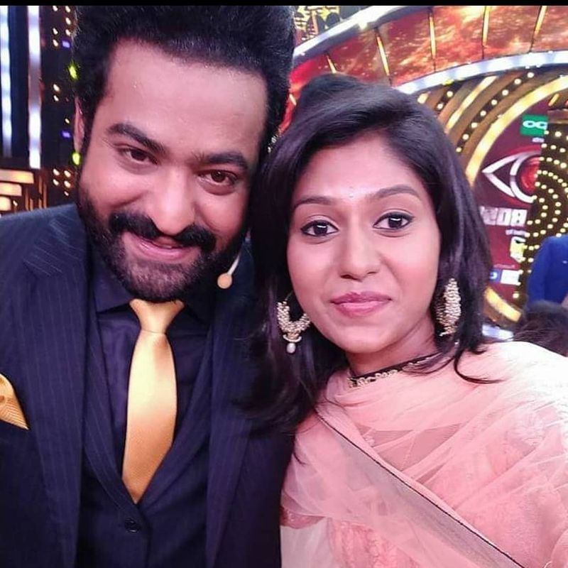 இந்த புகார் குறித்து வழக்கு பதிவு செய்துள்ள காவல்துறையினர் விசாரணை செய்து வருகின்றனர் என்பது குறிப்பிடத்தக்கது. பாடகி ஒருவருக்கு மர்ம நபர்கள் தொந்தரவு கொடுத்த தகவல் பரபரப்பை ஏற்படுத்தி வருகிறது.