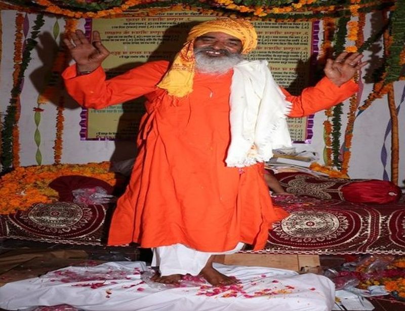 ऐसे खुला राज
तीन दिन पहले उसके पति 20 साल की बेटी को आश्रम में ले जाने लगे। विवाहिता ने बेटी को आश्रम में ले जाने से मना कर दिया। पति ने उससे आश्रम में नहीं ले जाने की बात पूछी तो रोते हुए बाबा की करतूत बताई। परिवार में बात करने पर पता लगा कि उसकी भाभी व जेठानी से भी बाबा ने डरा-धमका कर दुष्कर्म किया। उसके पति व भाई ने बाबा को फोन कर दुष्कर्म के बारे में पूछा तो बाबा ने उन्हें बर्बाद करने की धमकी दे दी।