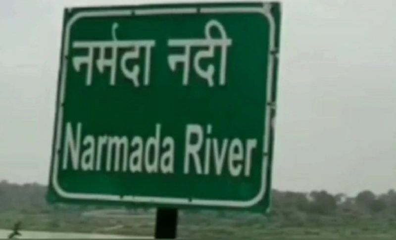 महिला के पति ने बताया कि मैं मेरी मां कुछ समझ पाते इससे पहले उसने नर्मदा में छलांग लगा दी। मुझे नहीं पता था कि उसने आत्महत्या करने के लिए बीच रास्ते में बाइक रुकवाई थी।
