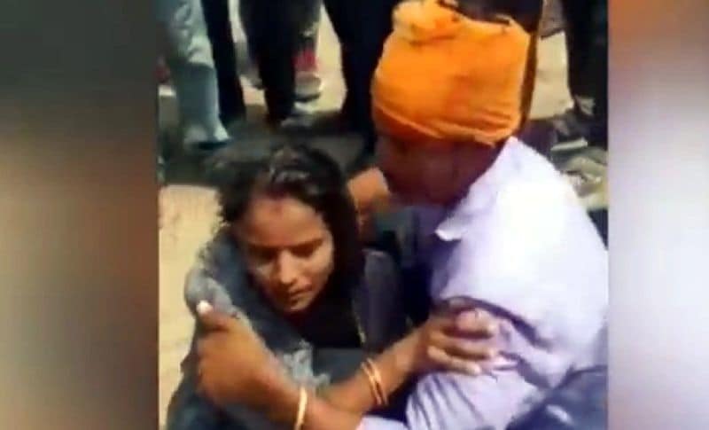 बता दें कि यह मामला खरगोन जिले के ठीबगांव गांव का है। जहां 26 वर्षीय महिला अपने पति, सास और 2 साल की बेटी के साथ बाइक पर बैठकर मंडलेश्वर के पास माकड़खेड़ा गांव में मायके जा रही थी। इसी दौरान रास्ते में पति-पत्नी में के बीच विवाद हो गया। जिसके बाद महिला ने गुस्से में आकर यह बड़ा कदम उठा लिया।