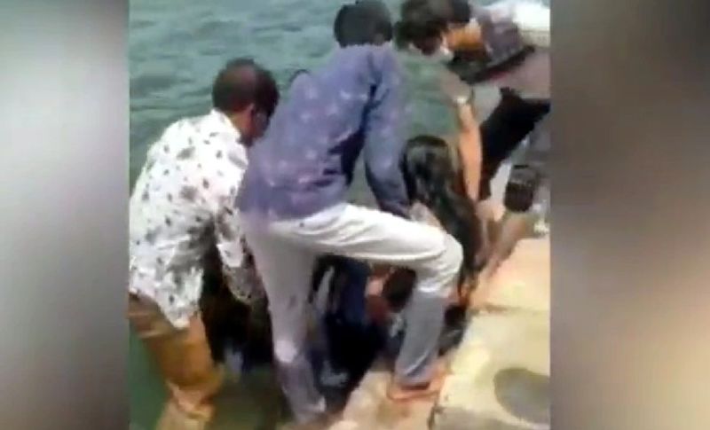 राधेश्याम किसी तरह तैरकर महिला को किनारे लाए। तब तक उसका पति और अन्य लोग वहां पहुंच गए। महिला को थोड़ी बहुत चोट आई है। कुछ देर में ही उसे होश में आ गया। वहीं कुछ लोगों ने इस घटना का वीडियो बनाकर सोशल मीडिया पर भी शेयर किया है।