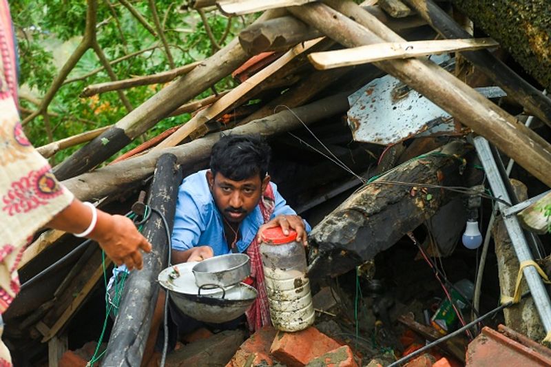 ভেঙে পড়া ঘর থেকে শেষ সম্বল উদ্ধারের চেষ্টা।