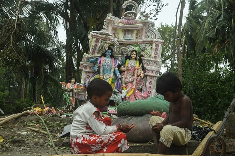 এমনকী প্রকৃতির রোষ থেকে রেহাই পায়নি দেব বিগ্রহও।