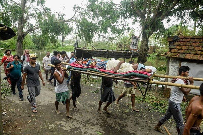 ঝড়ের প্রকোপে আহত মানুষদের হাসপাতালে নিয়ে যাওয়ার আর কোনও উপায় ছিল না তখন।