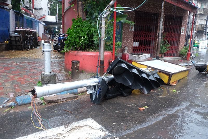 ইস্পাতের তৈরি বিদ্যুতের বা ট্রাফিক লাইটের খুঁটিগুলি এমনভাবে ভেঙে পড়েছিল, যে মনে হচ্ছিল, যেন খেলনা।