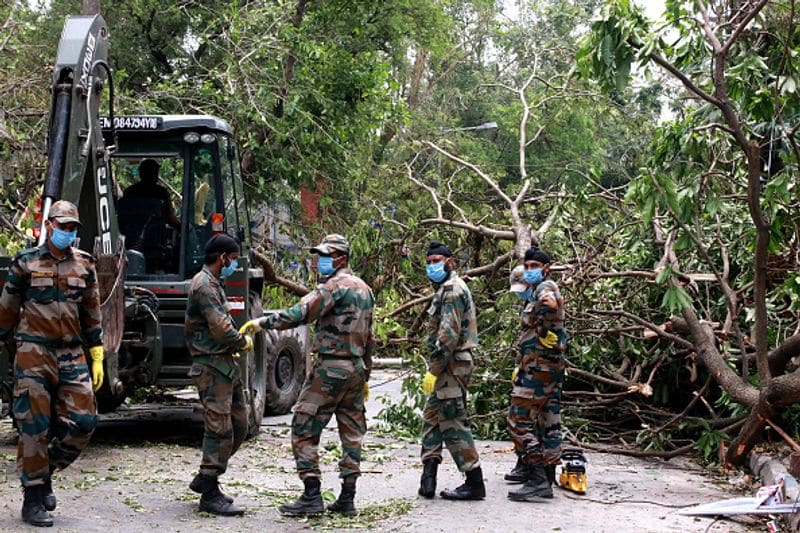 তবে এনডিআরএফ বা পুরকর্মীদের সাধ্যে কুলায়নি, অত গাছ কেটে রাস্তা পরিষ্কার করার কাজ। শেষ পর্যন্ত হাত লাগাতে হয় সেনাবাহিনীকে।