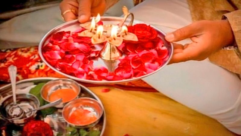 3. ग्रहण काल में पूजा-पाठ नहीं करना चाहिए। इसीलिए इस समय में मंदिर बंद कर दिए जाते हैं।
