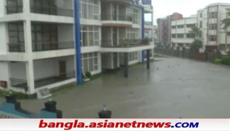 সমুদ্রের জল গার্ডওয়াল পেরিয়ে রাস্তায় উঠে এসেছে। টানা বৃষ্টিতে বাড়তে পারে নদীর জলস্তর। যদিও ল্যান্ডফলের অনেক আগেই আমফানের থেকে শিক্ষা নিয়ে এবার পুরোপুরি প্রস্তুত রাজ্য প্রশাসন।