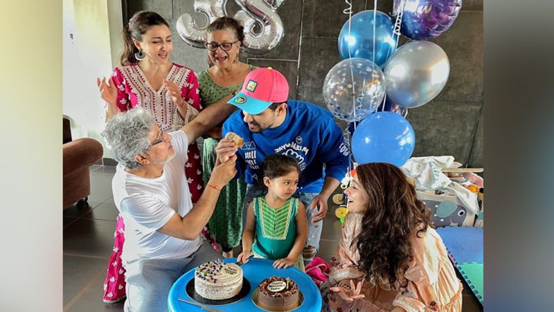 कुणाल के उनके पापा ने अपने हाथों से केक खिलाया। इस दौरान सोहा सास के साथ मस्ती के मूड में नजर आई।