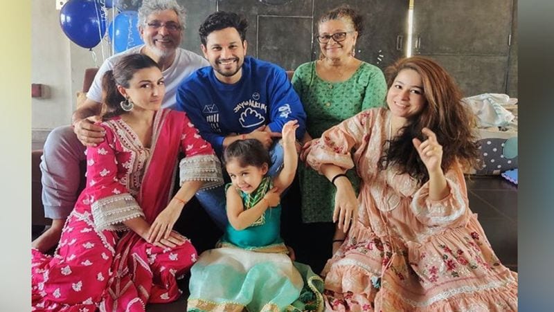 केक काटने के बाद पूरी फैमिली ने एक साथ फोटोज क्लिक कराईं। इस मौके पर कुणाल की बेटी इनाया मस्ती के मूड में नजर आई।