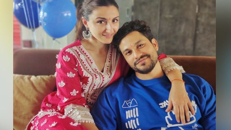 बर्थडे सेलिब्रेशन में सोहा अली खान ने पति के गले में हाथ डालकर पोज दिए। इस दौरान कुणाल भी बेहद खुश नजर आए।