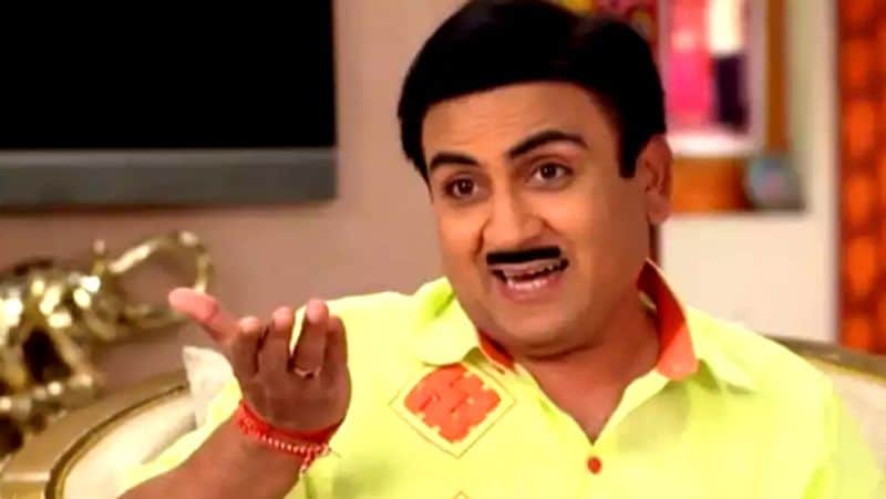 बात आज की करें तो उनकी सबसे पॉपुलर स्टार्स मे की जाती है। रिपोर्ट्स के मुताबिक दिलीप जोशी अपना किरदार निभाने के लिए तारक मेहता.. के एक एपिसोड के करीब 1.50 लाख रुपए मिलते हैं। एक महीने में वे करीब 25 दिन शूट करते हैं। इस तरह उनकी एक महीने में करीब 36 लाख रुपए से ज्यादा मिलते है। वह शो में सबसे ज्यादा कमाई करने वाले स्टार हैं।