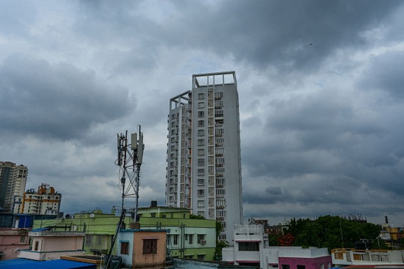 രണ്ട് പേർ മിന്നലേറ്റ് മരിച്ചു. ഇന്ന് രാവിലെ എട്ടര മുതൽ രാത്രി 7.45 വരെ കൊൽക്കത്ത എയർപോർട്ട് പൂർണ്ണമായി അടച്ചിടാൻ തീരുമാനിച്ചു.