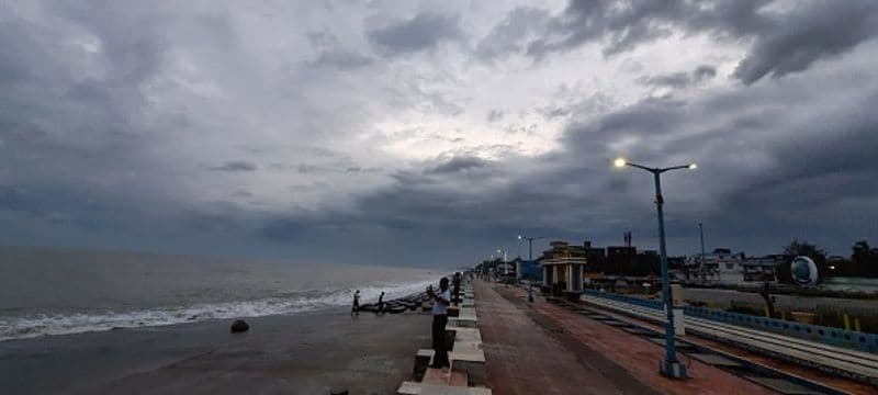 മിക്ക സ്ഥലങ്ങളിലും മിതമായ മഴയാണ് ഇന്ന് രാവിലെ അനുഭവപ്പെട്ടത്. മെഡിനിപൂരിലെ ഒറ്റപ്പെട്ട സ്ഥലങ്ങളിൽ കനത്ത മഴ പെയ്തു.