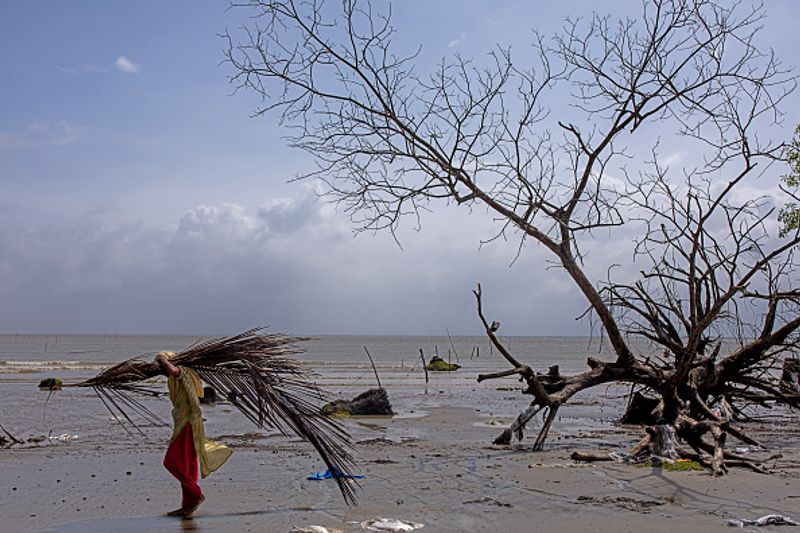 യാസ് ചുഴലിക്കാറ്റിനെ തുടര്ന്ന് കേരള തീരത്ത് പത്ത് അടിവരെ ഉയരത്തില് തിരമാലയുയരാന് സാധ്യതയുണ്ട്. കേരളതീരത്തും മത്സയത്തൊഴിലാളികള്ക്ക് മുന്നറിയിപ്പ് നല്കി.
