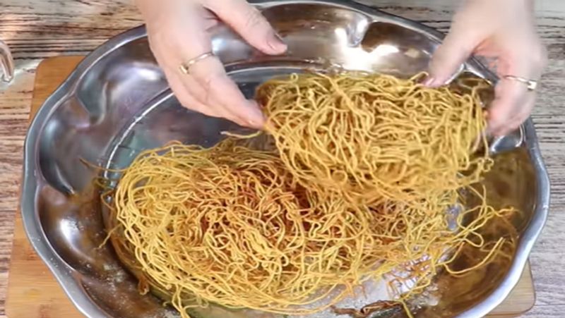 स्टेप- 7
आप सोच रहे होंगे कि, ऐसी भुजिया तो हम घर पर भी बनाते हैं, पर वो स्वाद नहीं आता है। ऐसा इसलिए, क्योंकि इसमें वो सीक्रेट मसाला नहीं डाला गया है, जो हल्दीराम के सेव में डाला जाता है।
