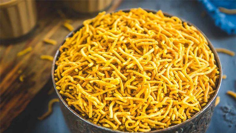 स्टेप-8
जब सेव हल्के ठंडे हो जाए, तो इसको हाथों से तोड़ लें और इसके ऊपर चाट मसाला डालें। तैयार है सुपर टेस्टी आलू भुजिया, इसे किसी एयर टाइट डिब्बे में भरकर स्टोर कर लें और जब बच्चों या आपका मन हो तो, इसे परोस कर खाएं।