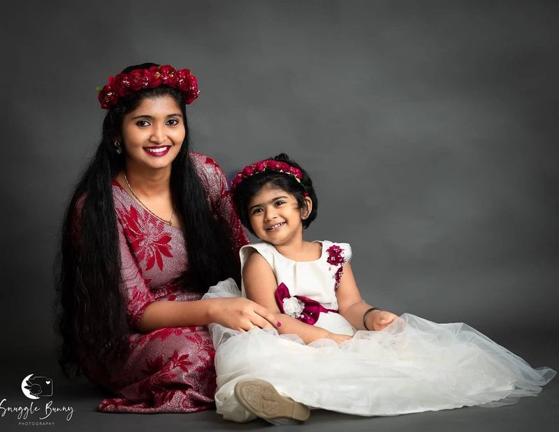 அம்மாவுடன் சேர்ந்து போஸ் அழகோ... அழகு...